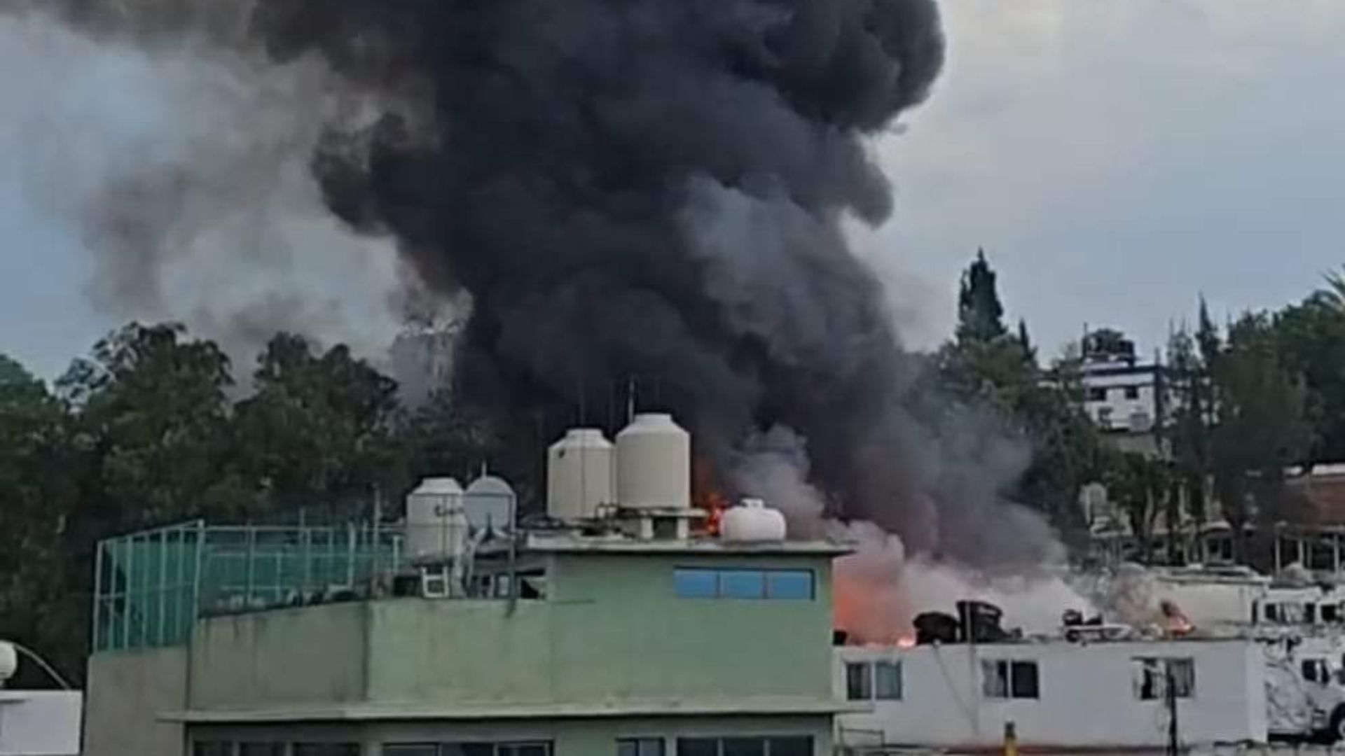 Se registró un incendio en un depósito de unidades de basura en Naucalpan