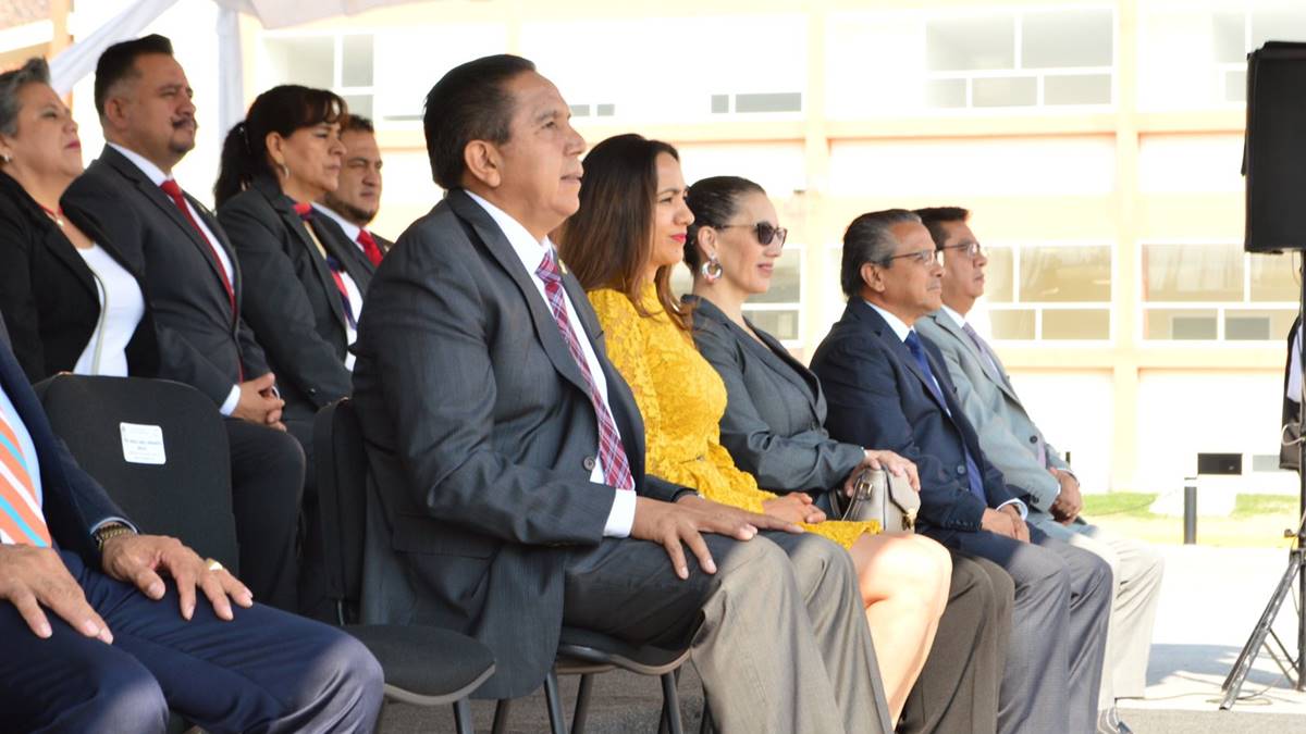 SMSEM: Realiza Guardia de Honor conmemorando el Día del maestro