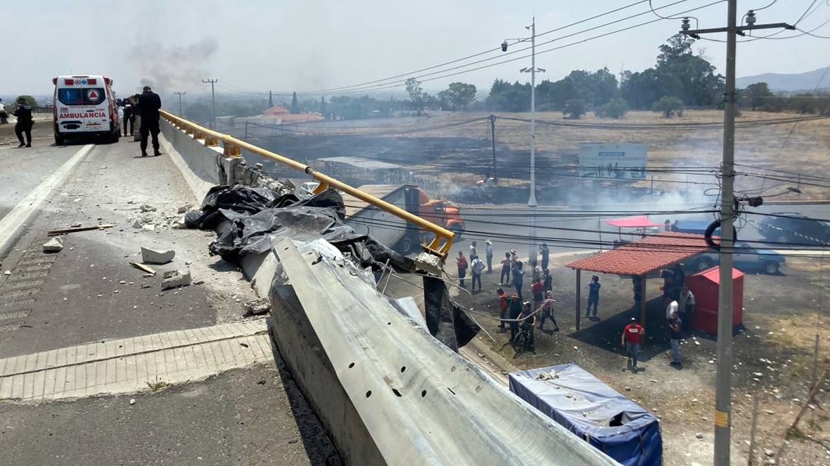 Texcoco: Tractocamiones se incendian tras fuerte choque; hay un muerto