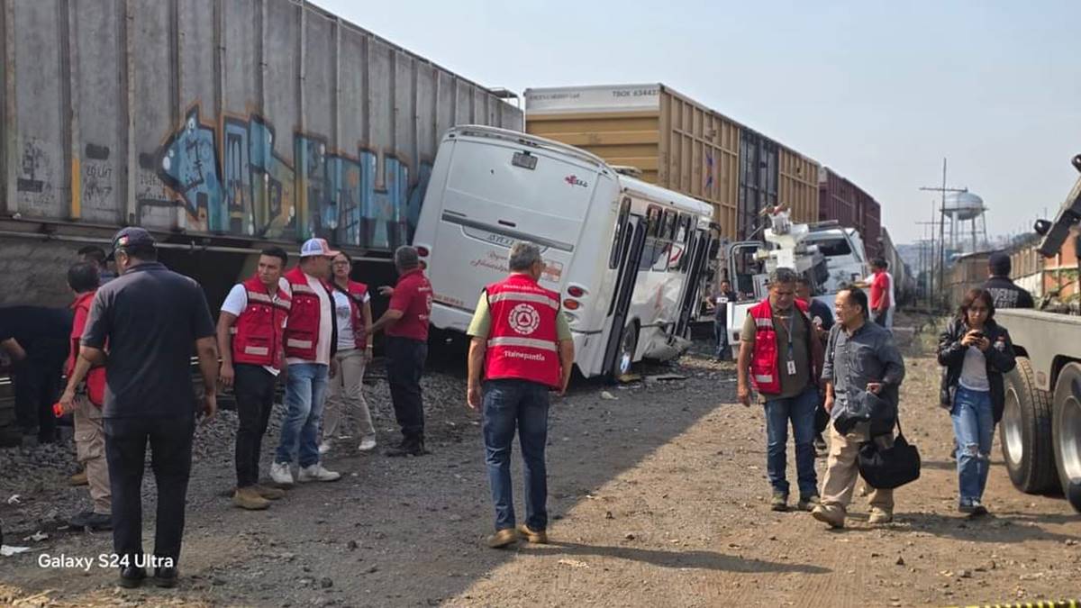 Tlalnepantla: Transporte público intenta ganarle el paso al tren; nueve lesionados