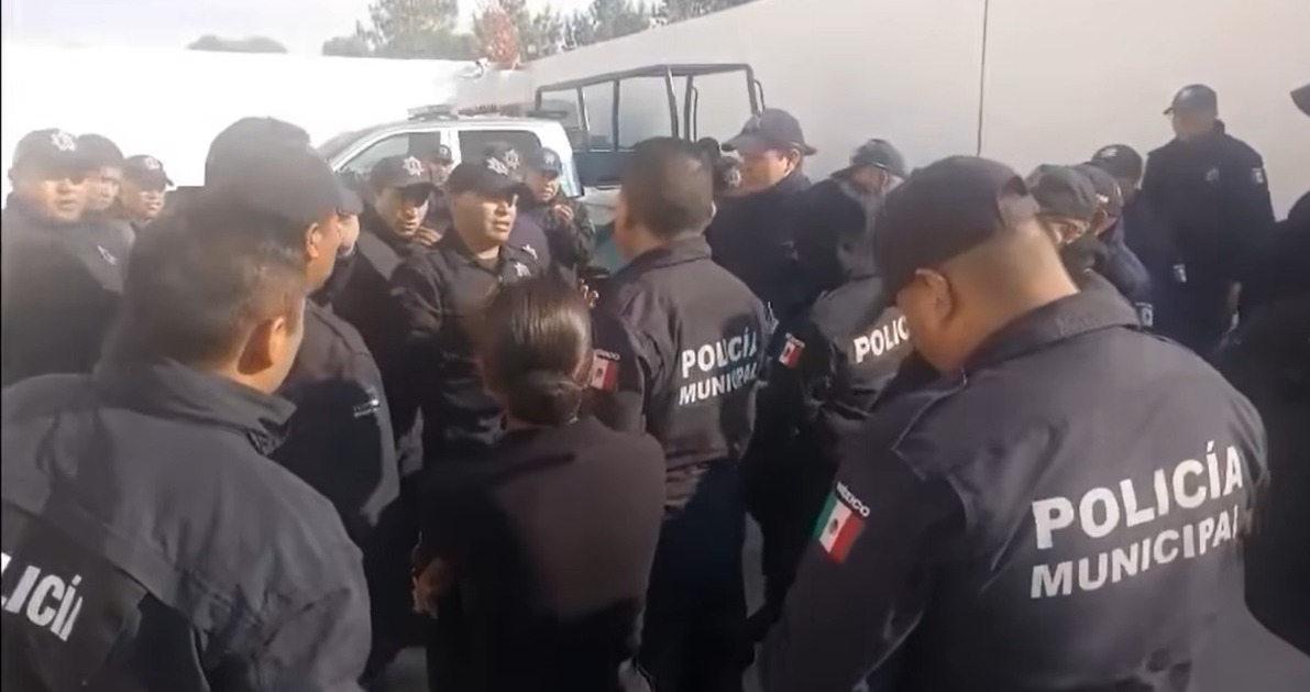 (VIDEO) Policías de Temoaya protestan por falta de aumento salarial