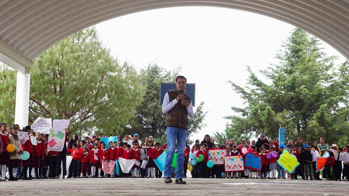 Almoloya de Juárez: Entregan techumbres en escuelas