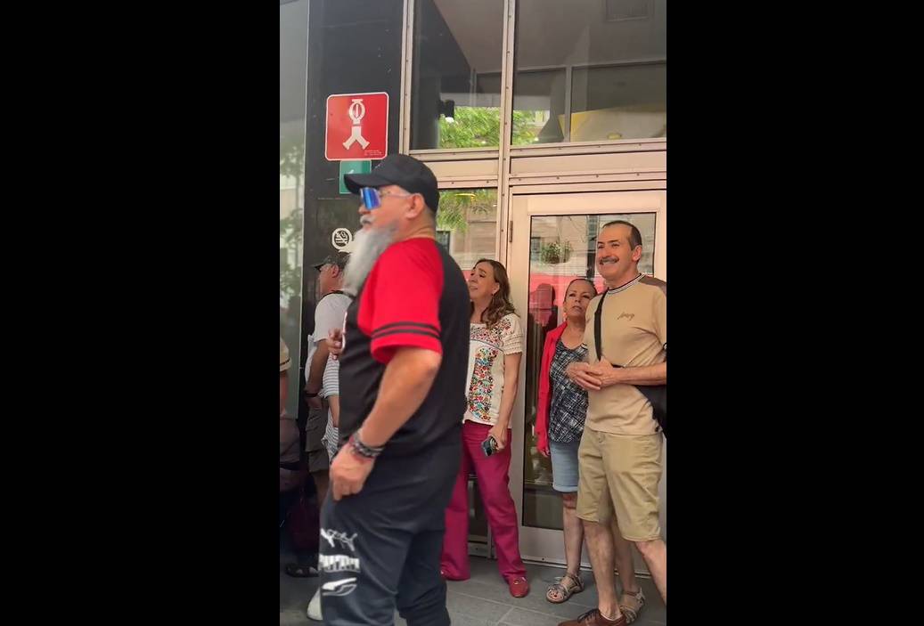 Video: Mexicanos cantan “Cielito Lindo” en EU, Toronto y París