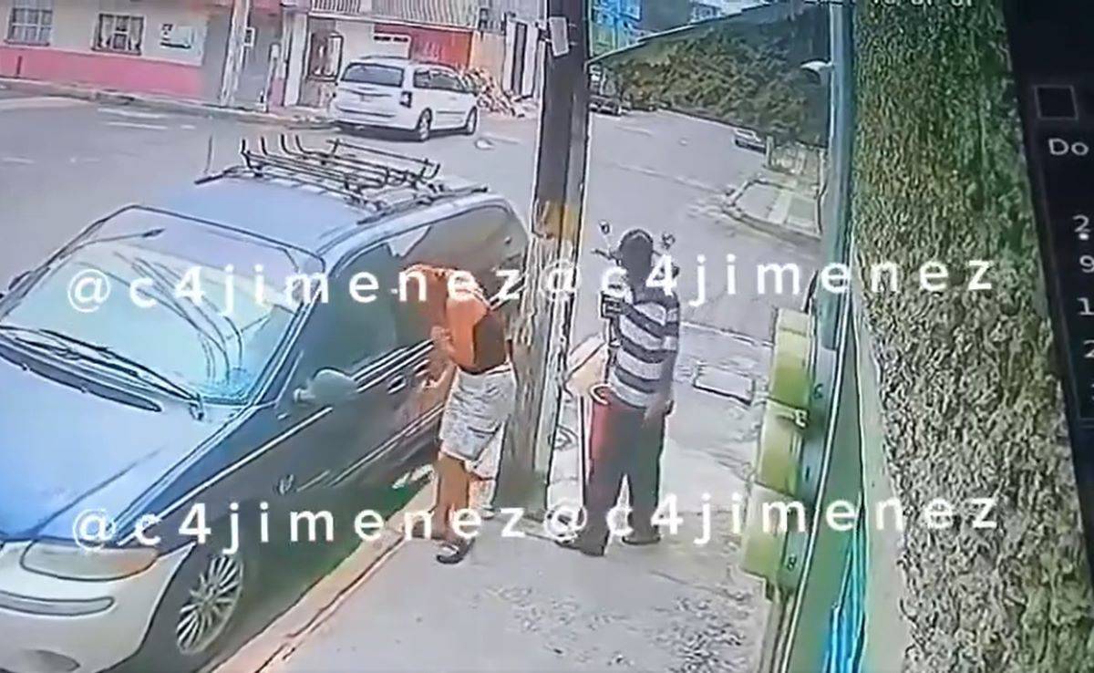 Video: Mendigo acosa, toca y agrede a mujer en Neza; ya lo buscan