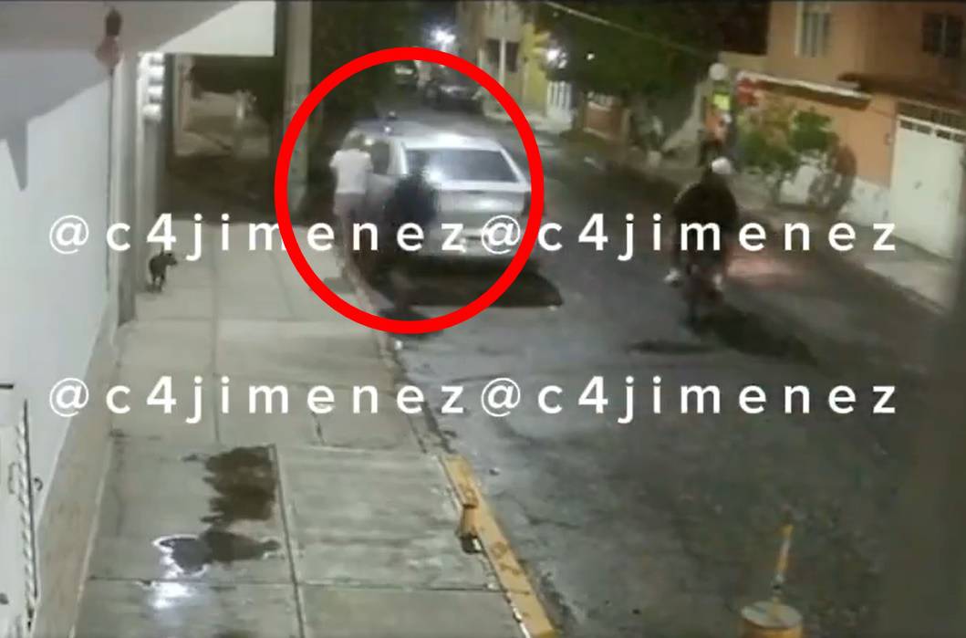 [VIDEO] En #Neza, tres sujetos en moto golpean y roban a señora; su perrito la defiende