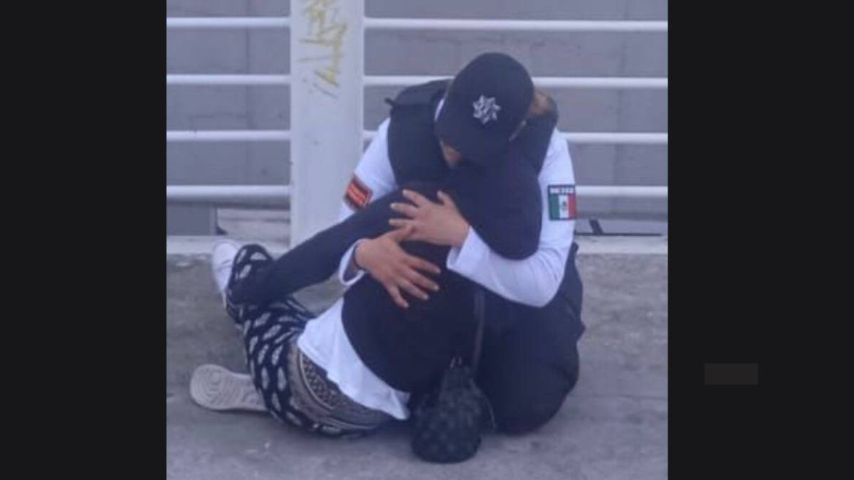 (Video) Rescatan a joven que intentó arrojarse de puente peatonal en Tecámac