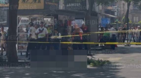 VIDEO: Hombre se arroja frente a Bellas Artes a plena luz del día en el Centro Histórico de la CDMX