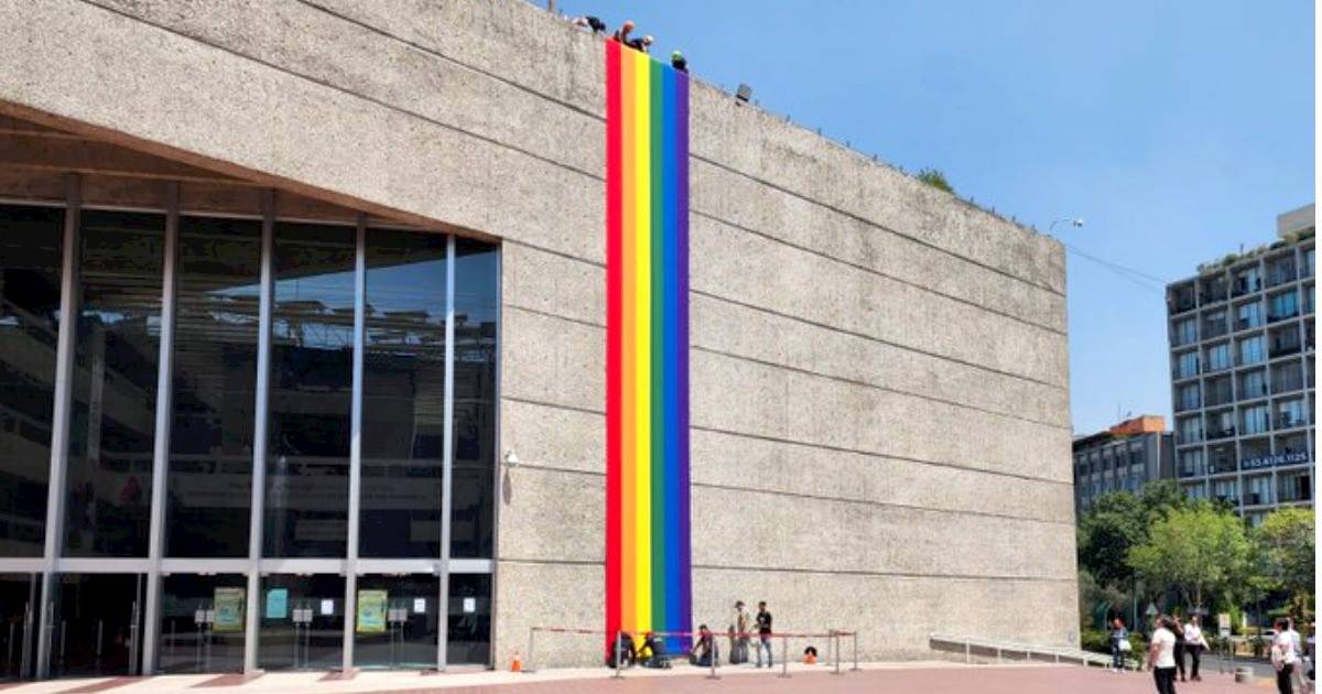 Colocan nuevamente bandera de la comunidad LGBTQ+ en el edificio del Infonavit