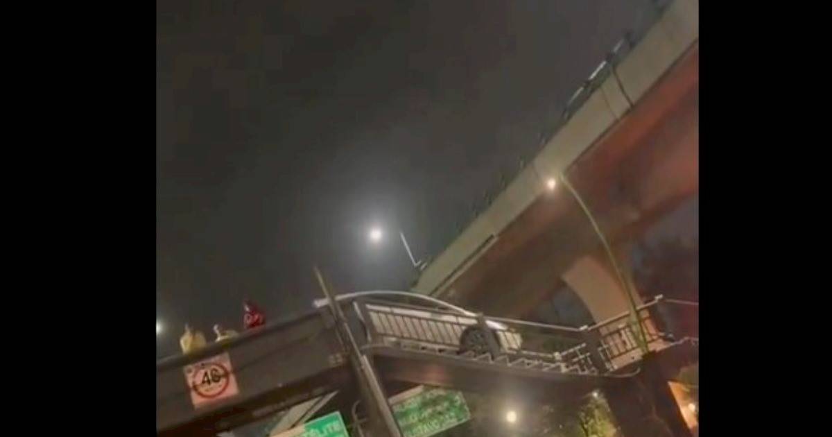 VIDEO: Cruza Periférico Norte por puente peatonal con todo y ¡CARRO! en Naucalpan