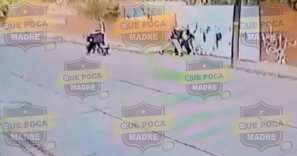 Indigna VIDEO de ladrón que golpea a niña y su mamá en la puerta de primaria en Chimalhuacán