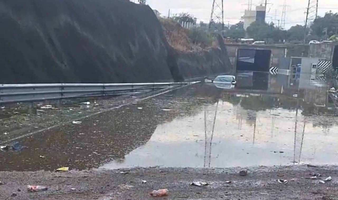 Circuito Exterior Mexiquense permanece cerrado en Cuautitlán Izcalli por inundación