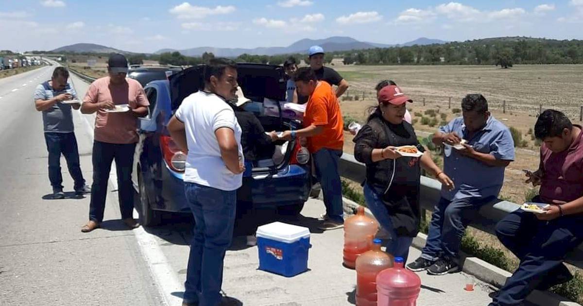 Pobladores regalan comida y agua a choferes parados en el Arco Norte; son más de 50 horas de bloqueo. Foto: X