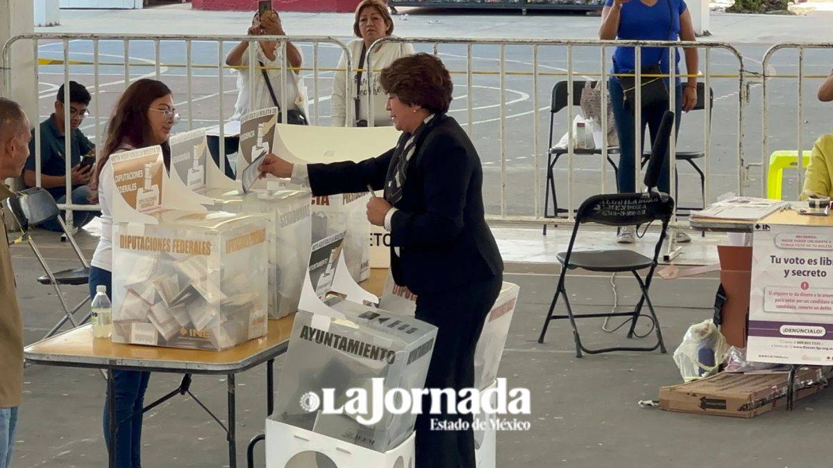 Delfina Gómez emite su voto en Texcoco