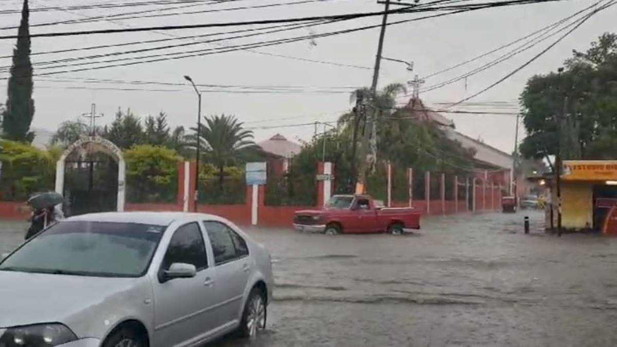 Tromba provoca anegaciones en Neza, Chimalhuacán y Los Reyes La Paz