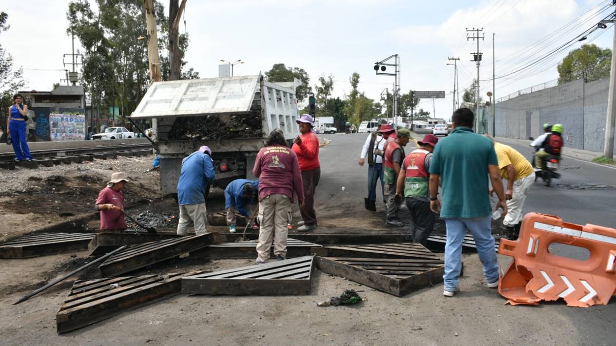 Nezahualcóyotl: Pemex revisa drenaje por olor a hidrocarburo