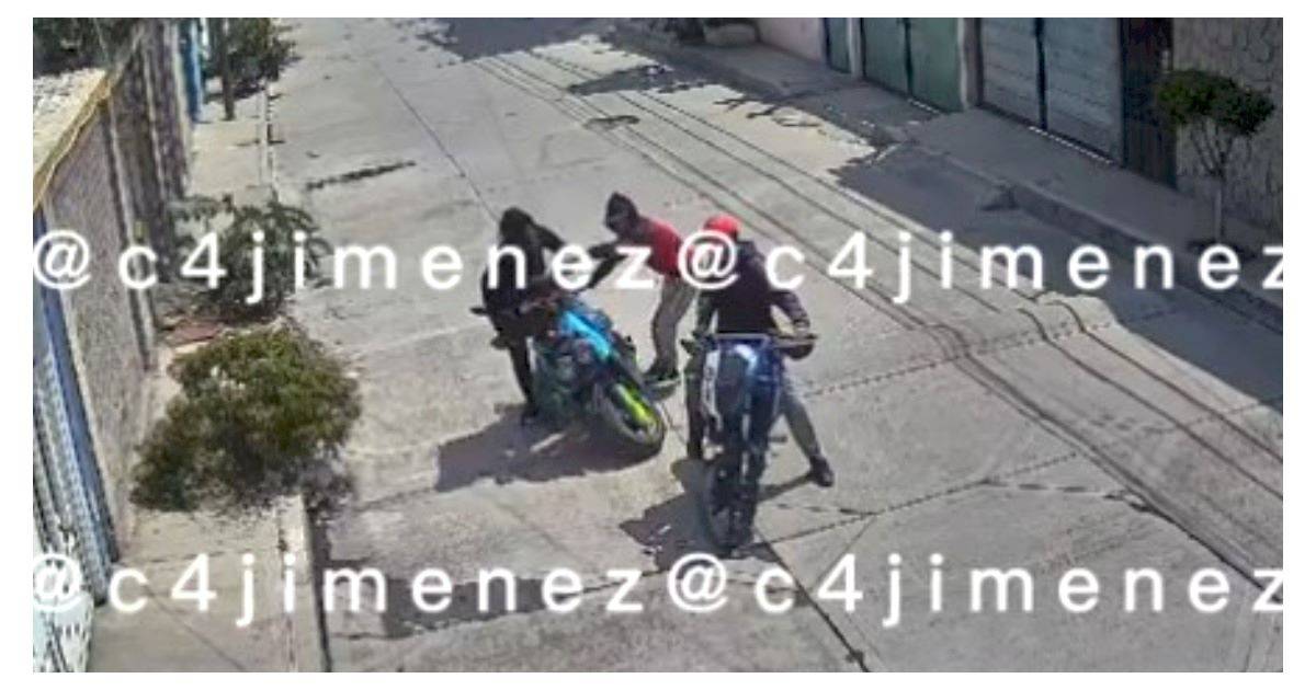 Captan VIDEO de ladrones robando moto a mujer; iba con su pequeño hijo en Chimalhuacán