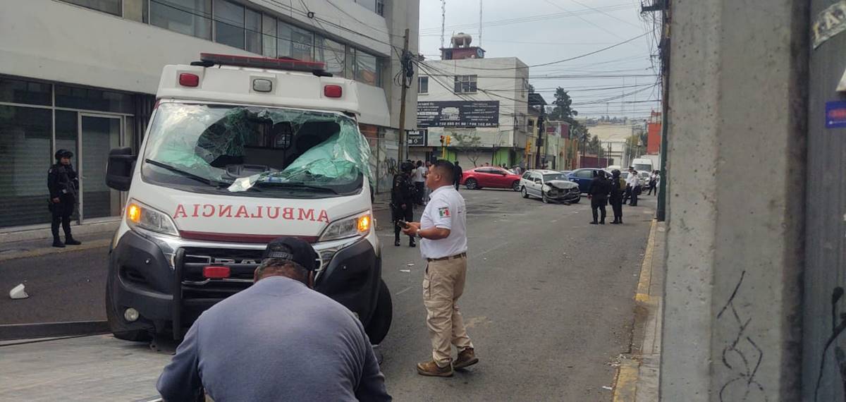 Toluca: Choque de particular contra ambulancia