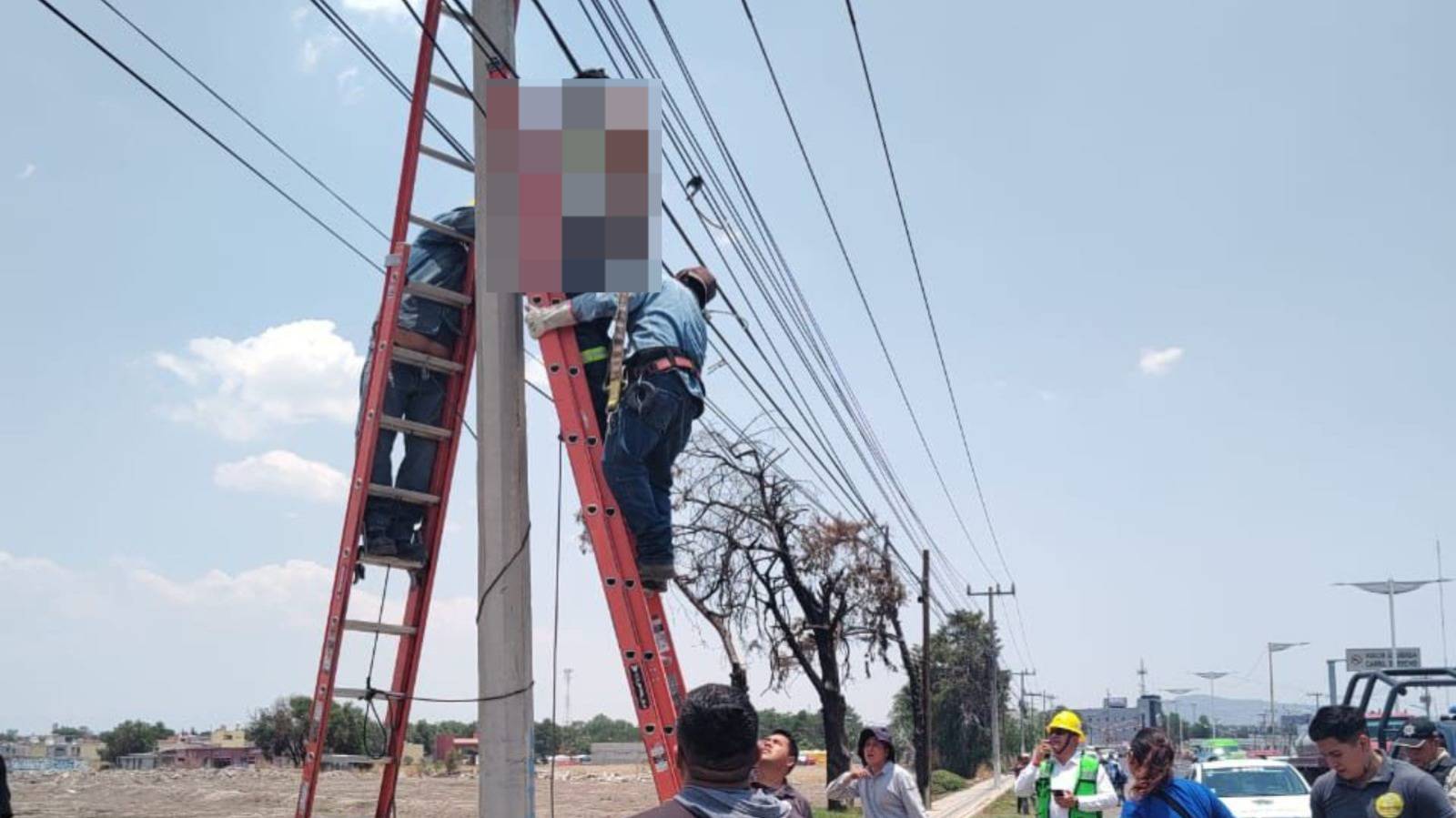 [VIDEO] Tecámac: Trabajador recibe descarga eléctrica en poste de CFE