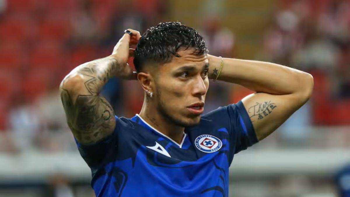 Da Cruz Azul permiso a Carlos Salcedo para ausentarse por tiempo determinado