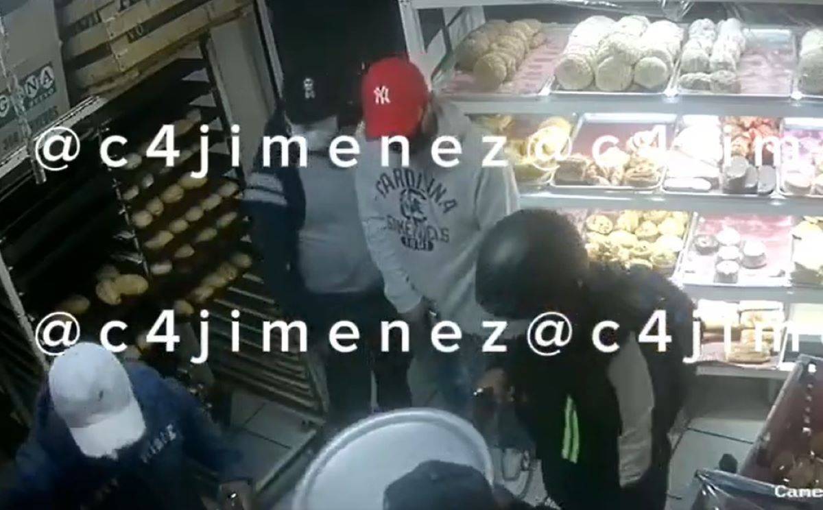 VIDEO: Cuatro entran a panadería en Chimalhuacán roban, tiran las donas y huyen