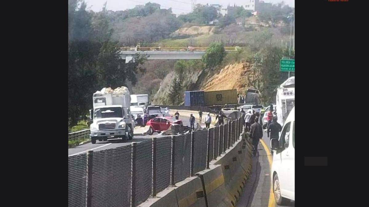 Fuerte accidente en la Chamapa Lechería tiene cerrados los dos sentidos viales