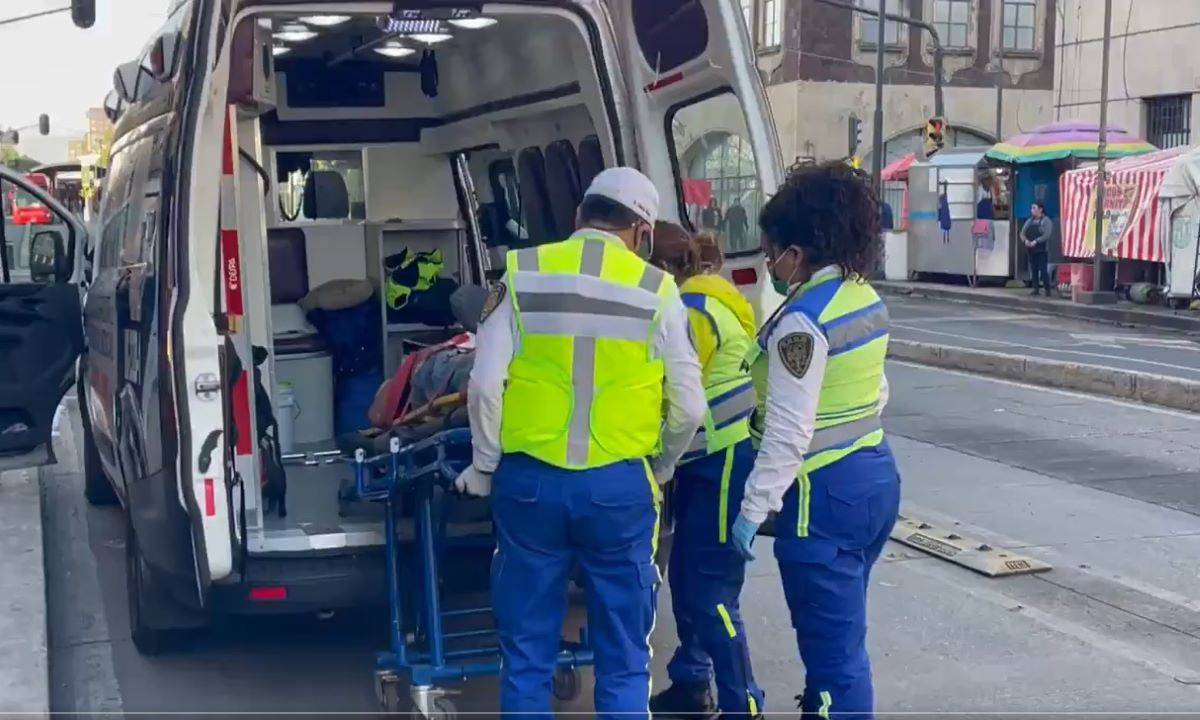 VIDEO: Apuñalan a hombre en acceso al Metro Juárez