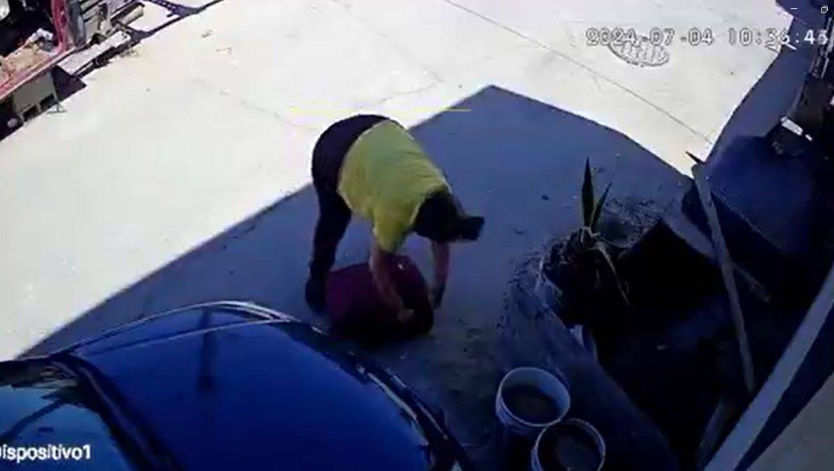 VIDEO: Graban a mujer metiendo a un niño en una maleta