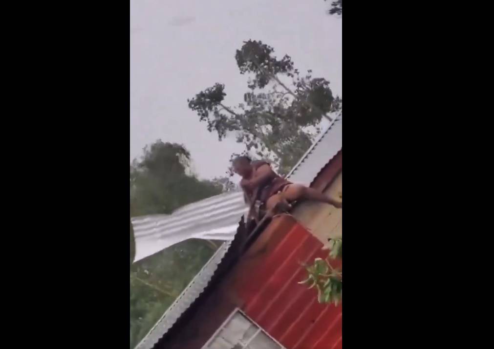 VIDEO: Momento exacto en que mujer arriesga la vida en el huracán Beryl