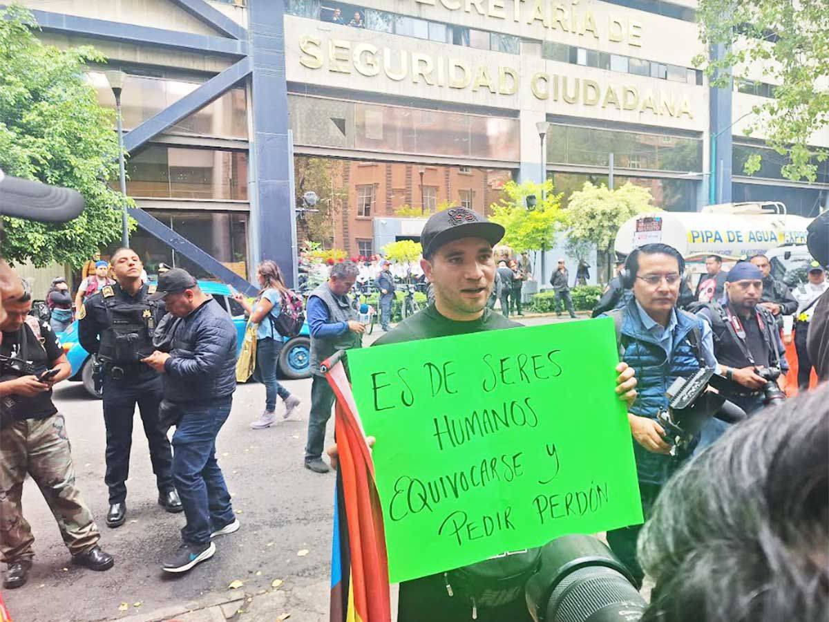 Acude policía, que grabó video con Luna Bella, a marcha en su apoyo y ofrece disculpas