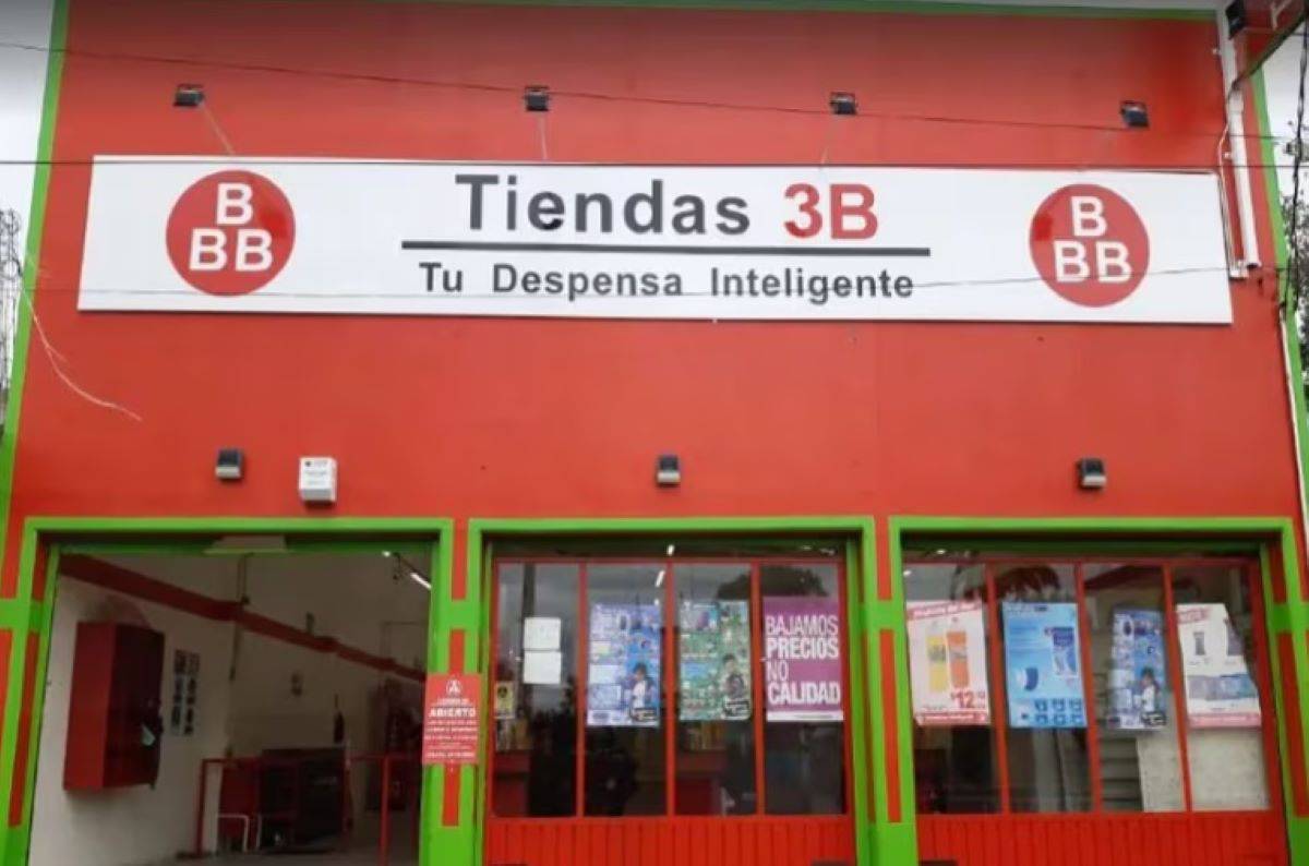 Según información de testigos, el problema inició dentro de la tienda cuando el empleado agrede al señor de la tercera edad, quien fue arrojado a la calle en donde el ataque continuó. Foto: Captura