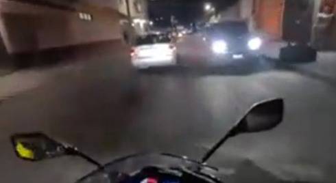 [VIDEO] A punta de metralleta, motociclista es asaltado en calles de Ecatepec