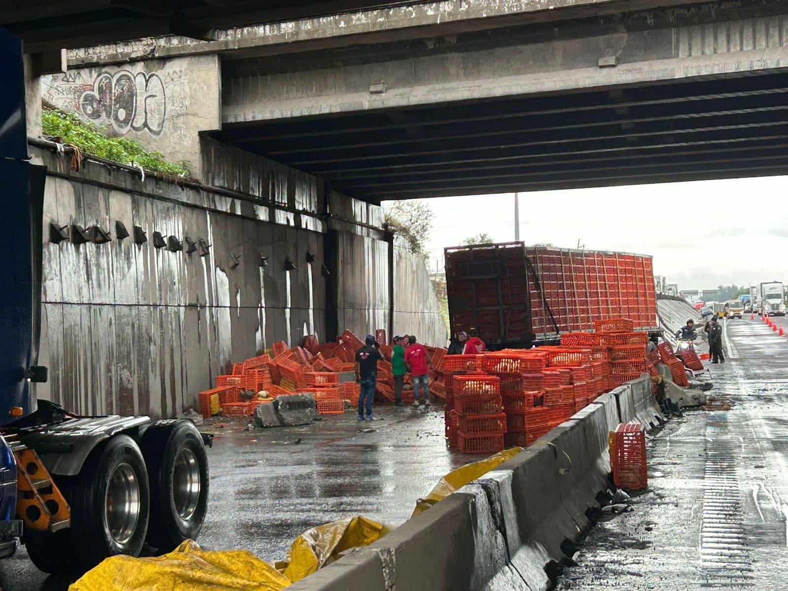 [Video] Tráiler volcado provoca caos vial en el Circuito Exterior Mexiquense