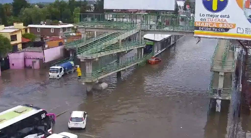 ¡Ecatepec bajo el agua! Inundaciones y caos vehicular tras torrencial lluvia