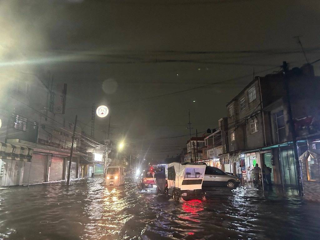 Fuertes lluvias colapsan vialidades en Edomex