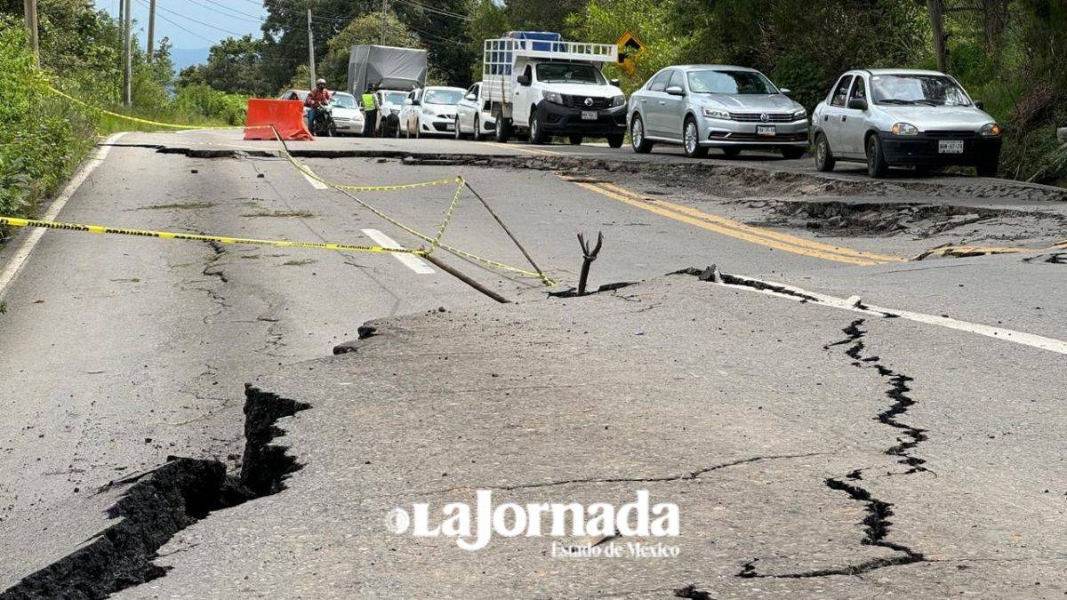 Se abre grieta y se fractura la carretera Tenango-Tenancingo