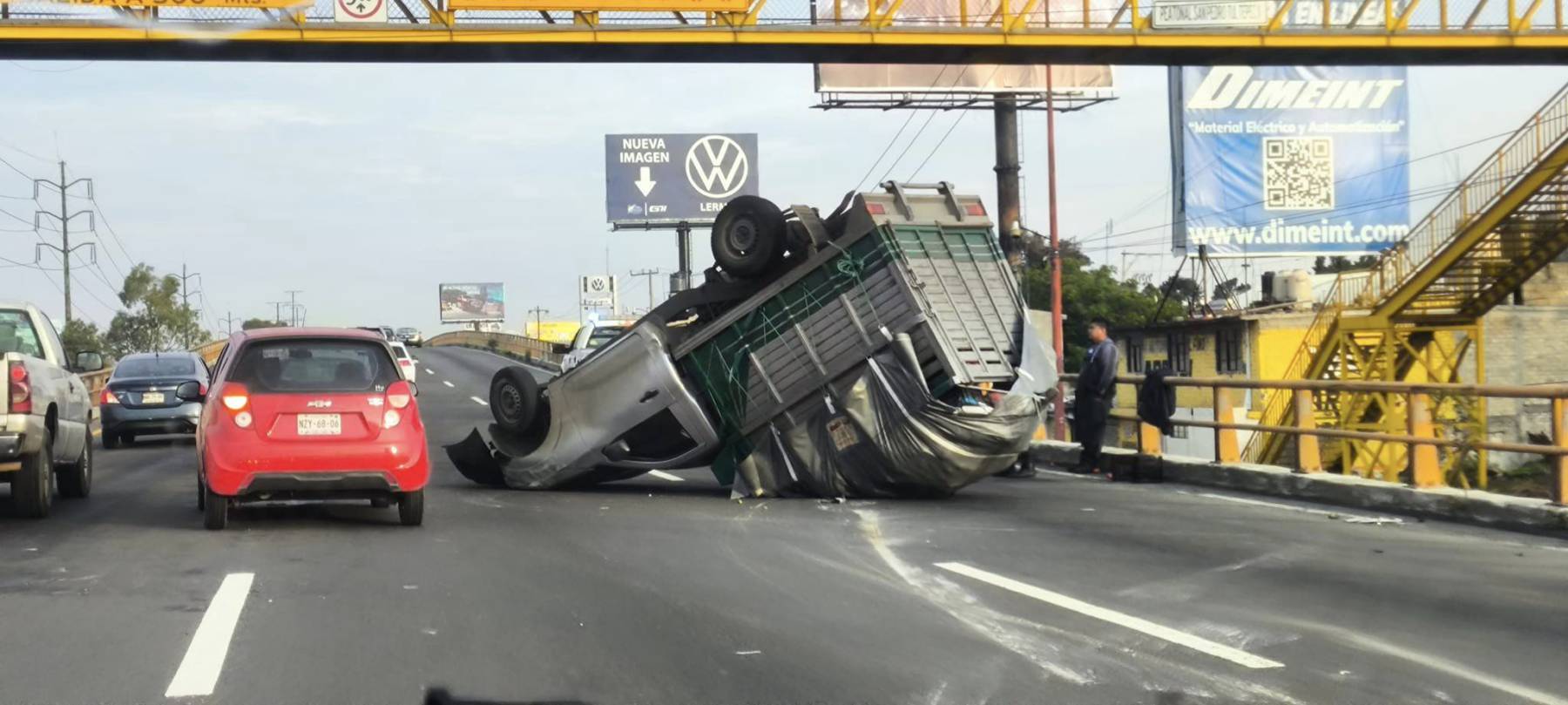 Reportan camioneta volcada en carretera México-Toluca