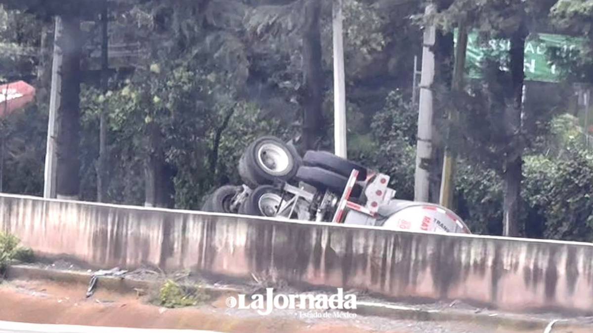 Colapsa la México-Toluca en dirección a la capital mexiquense por la volcadura de una pipa