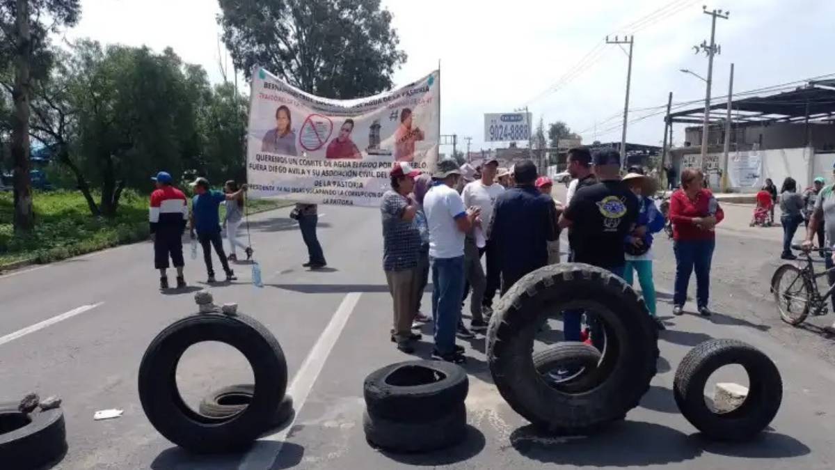 Vecinos de La Pastoría mantienen bloqueada la Texcoco-Lechería