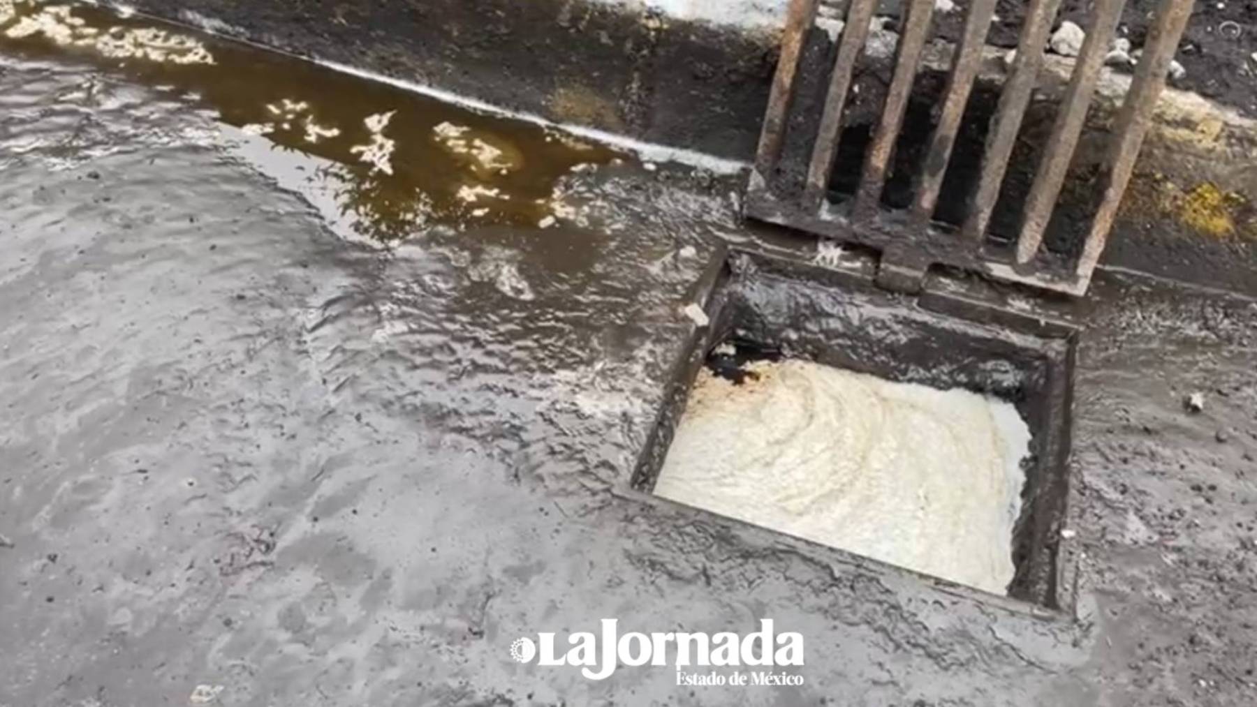 Talleres y autolavados contaminan drenaje en Nezahualcóyotl