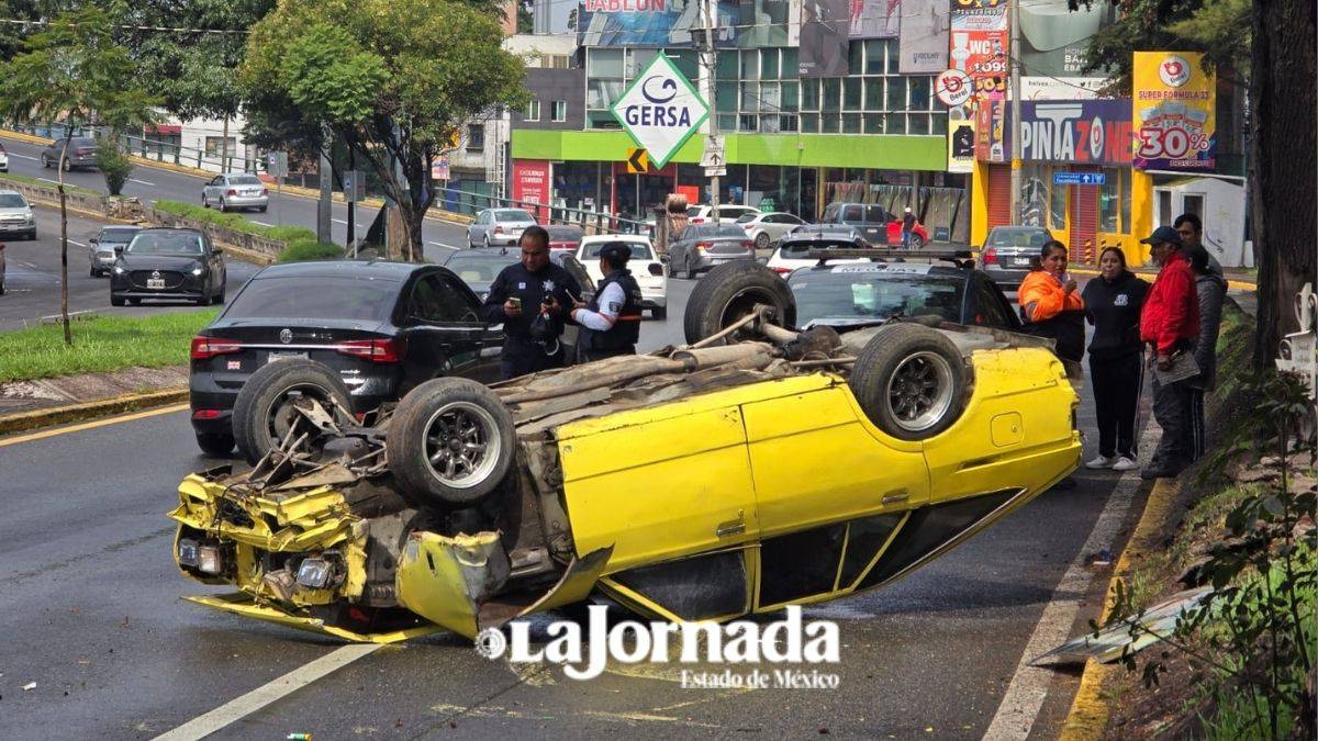 Vuelca auto sobre Paseo Tollocan a la atura del parque Bicentenario