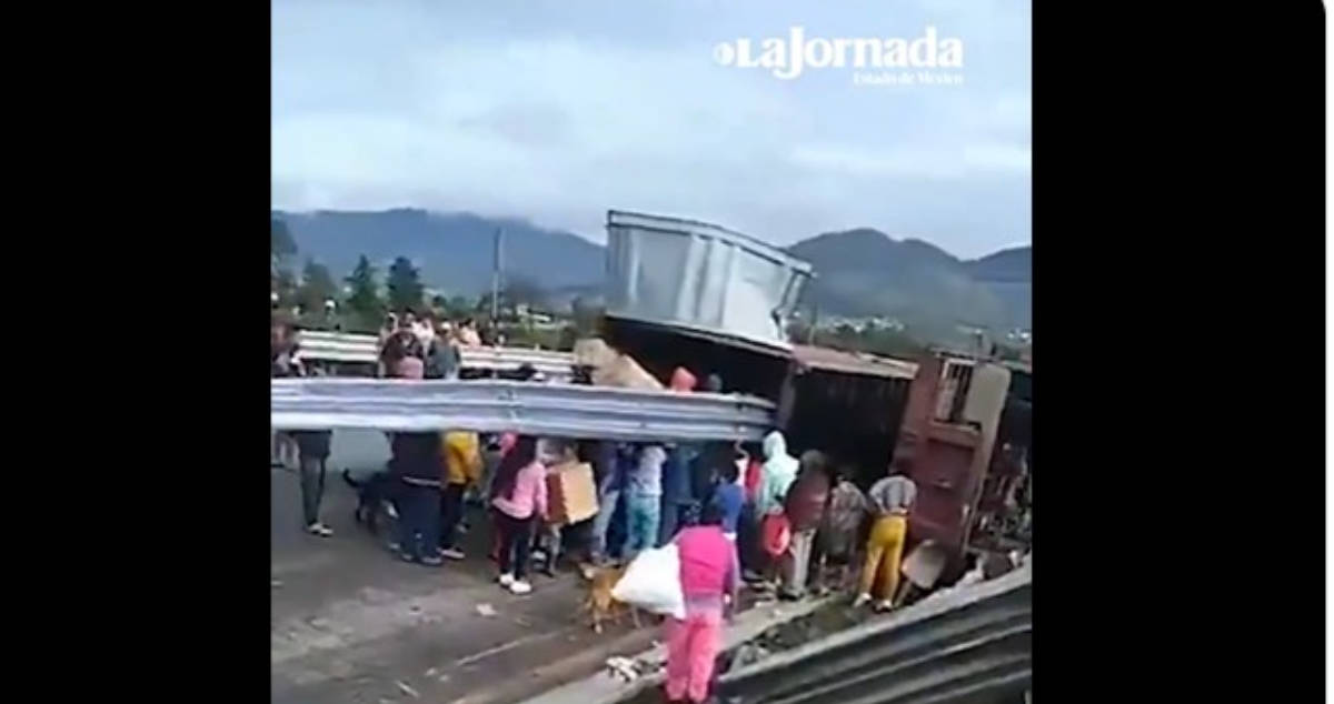 VIDEO: Rapiña en tráiler volcado con mercancía china en Arco Norte; el conductor aún estaba atrapado