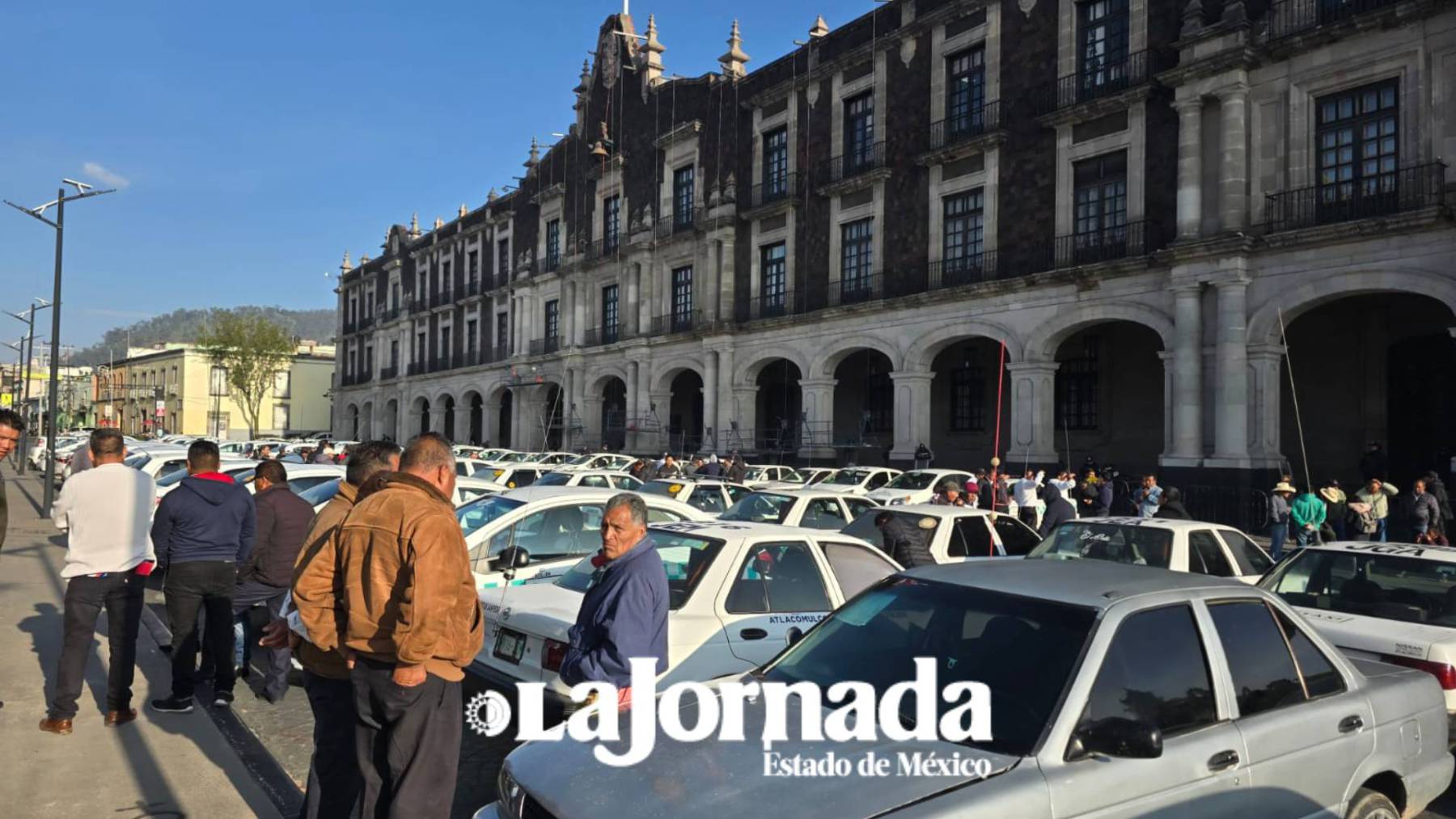 Taxistas bloquean centro de Toluca en protesta