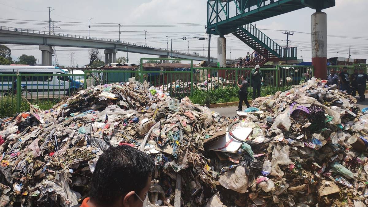 Chimalhuacán: Recolectores arrojan toneladas de basura a la calle durante bloqueo