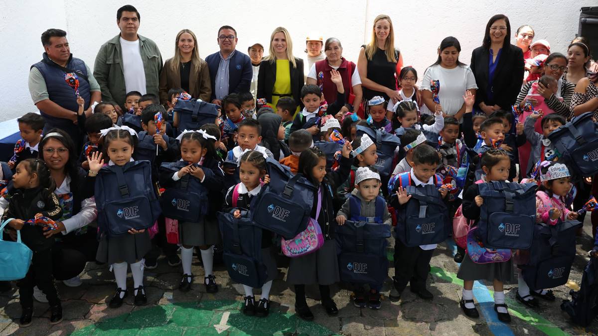 Huixquilucan: Entregan mochilas a estudiantes