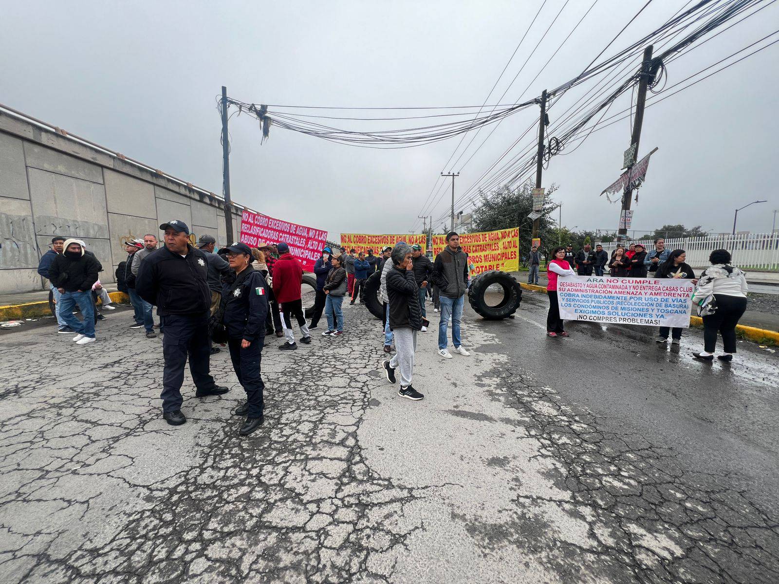 Bloquean carretera Toluca-Atlacomulco, piden presencia de alcalde