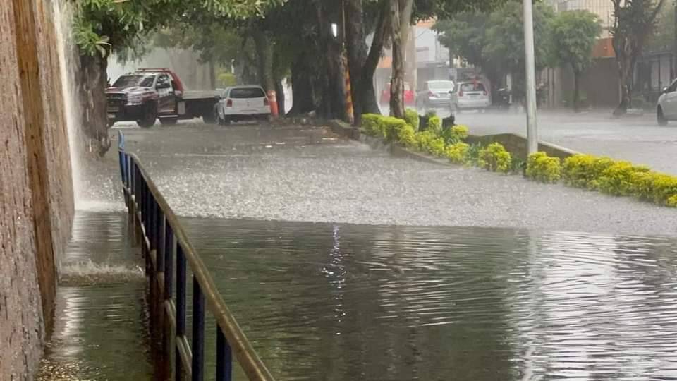 Naucalpan: Se registran inundaciones diferentes vialidades