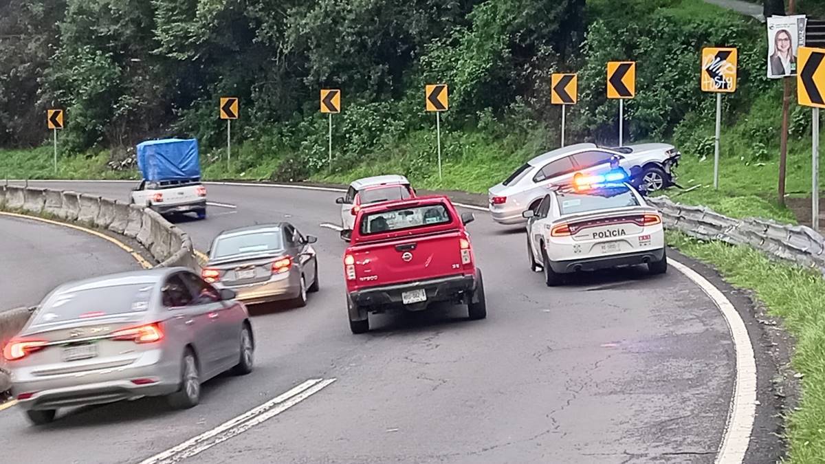 México- Toluca: Auto choca contra muro de contención