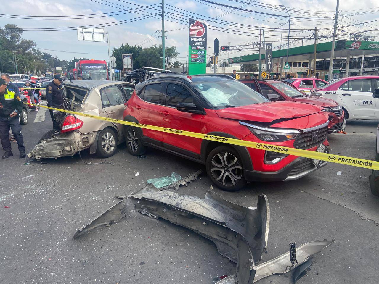 Metrobús de la L4 en la CDMX se queda sin frenos y se impacta contra siete carros; hay varios lesionados