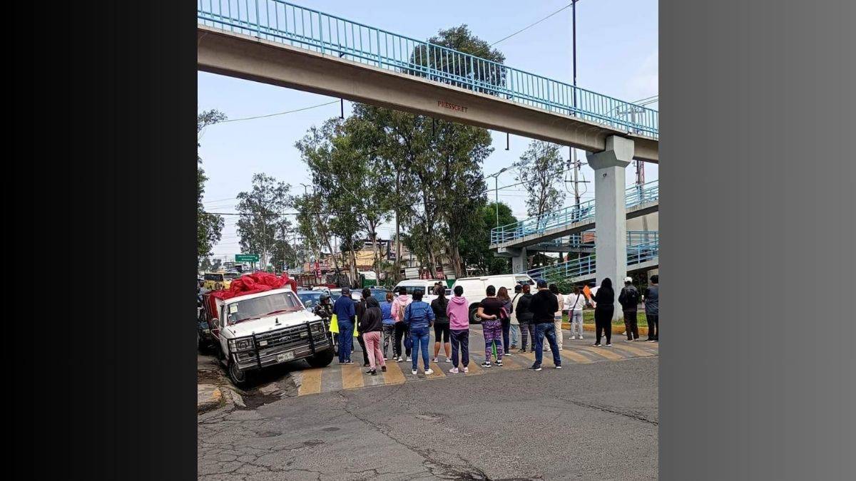 Vecinos de Atizapán bloquean vialidades exigiendo agua potable