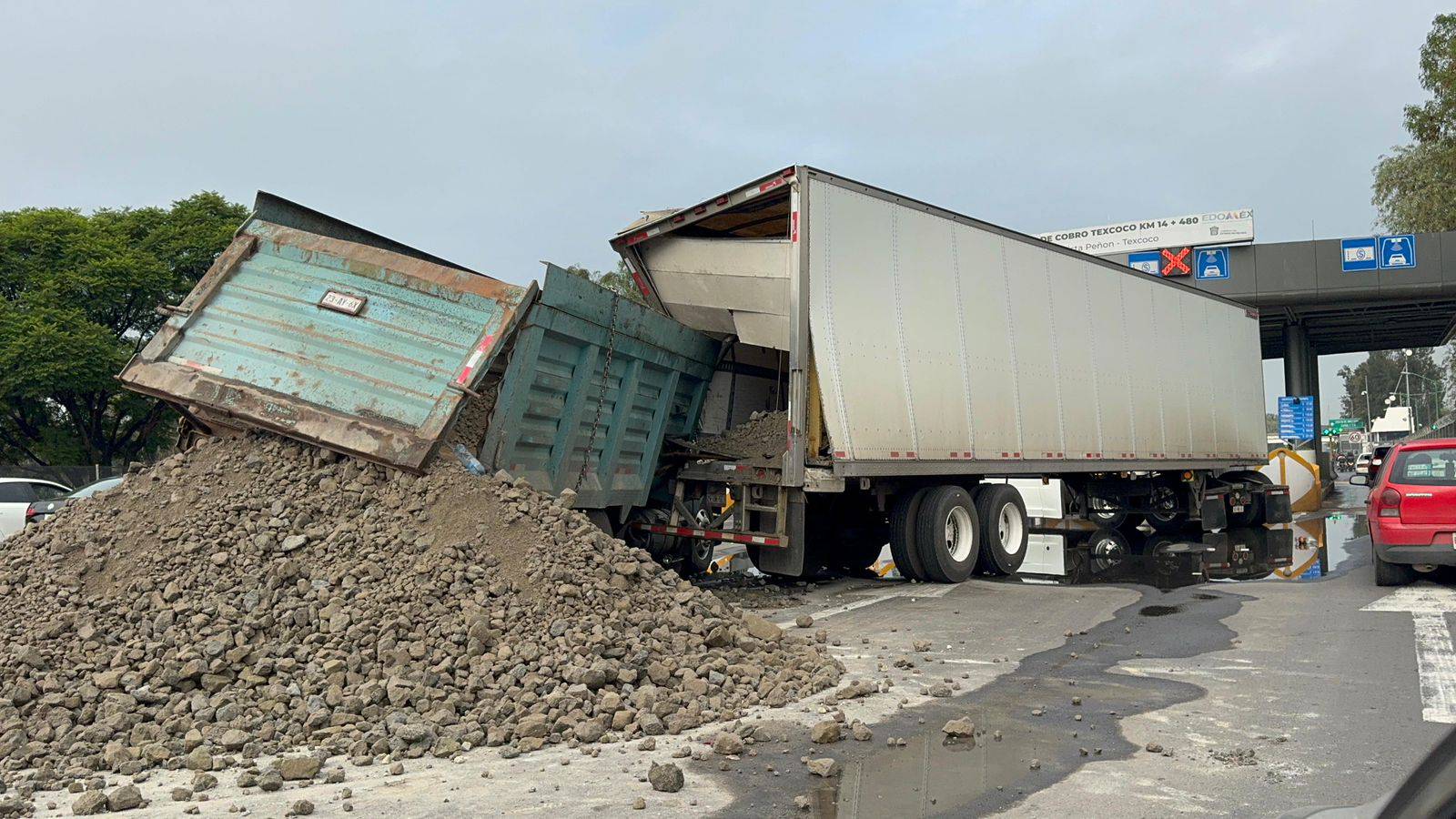 Camión de volteo choca con un tráiler y provoca caos en la Peñón-Texcoco